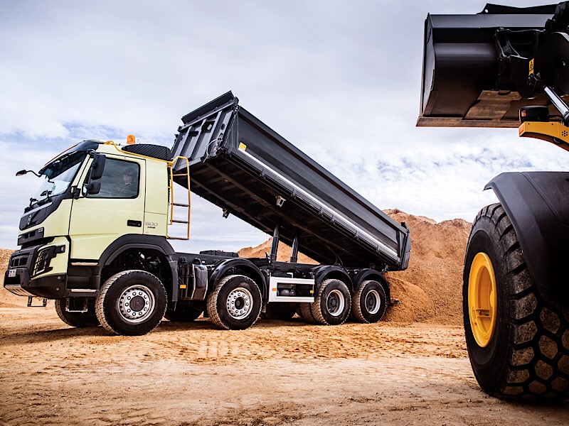 Volvo lastbil med liftdumper.