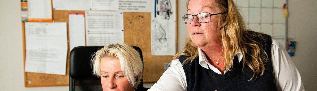 Taxiväxel två som samtalar vid dator