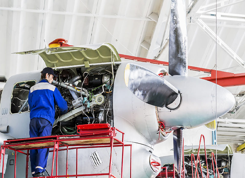 En flygtekniker servar ett flygplan