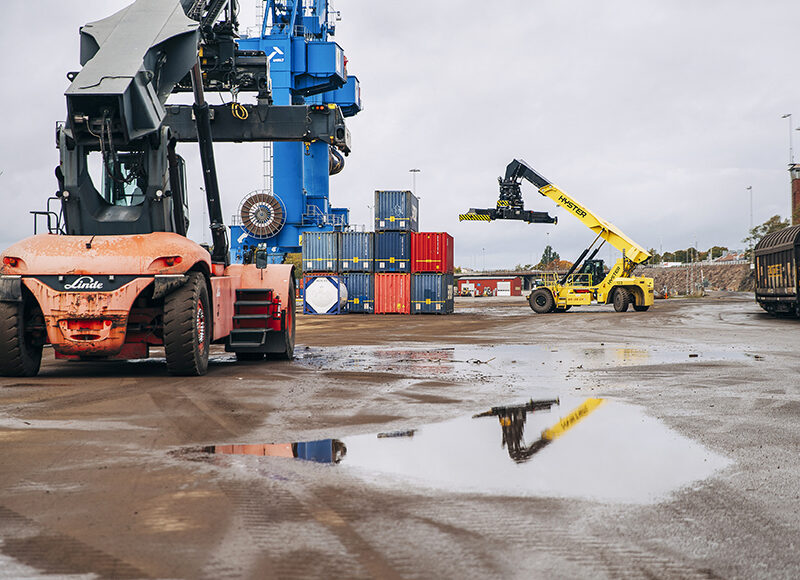 Maskiner och containrar i Oxelösunds hamn