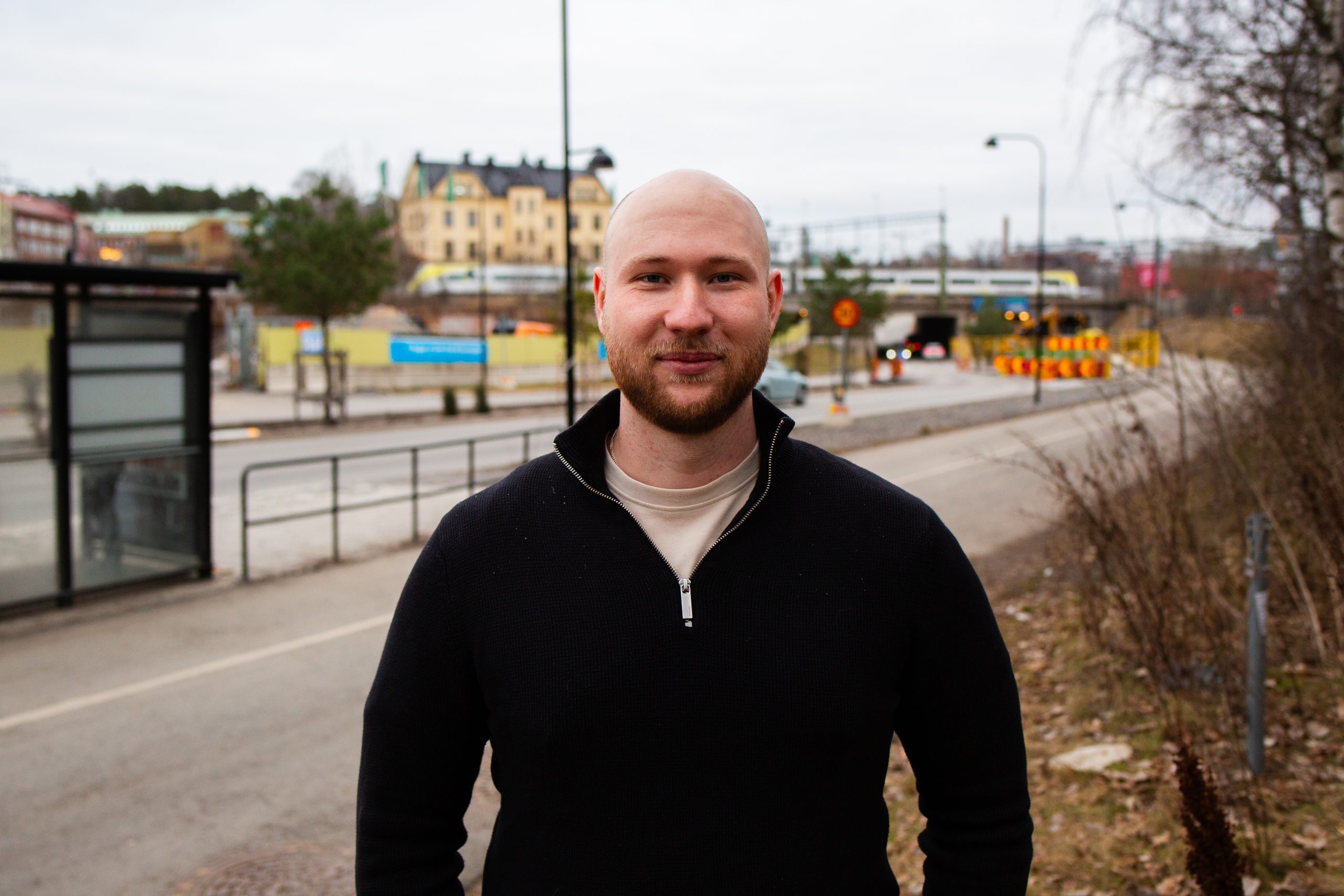 Johan Jonsson vid en väg.