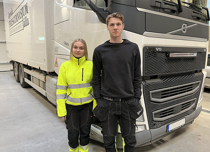 Tjej och kille som går gymnasiets Transportprogram