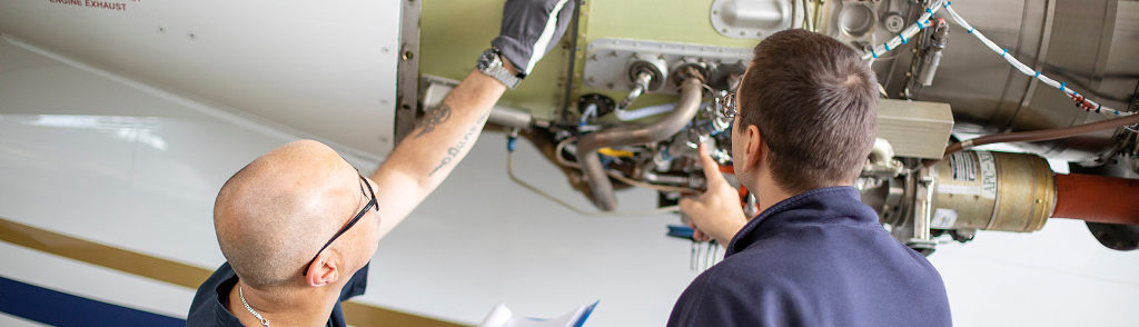 Två som arbetar på helikopter