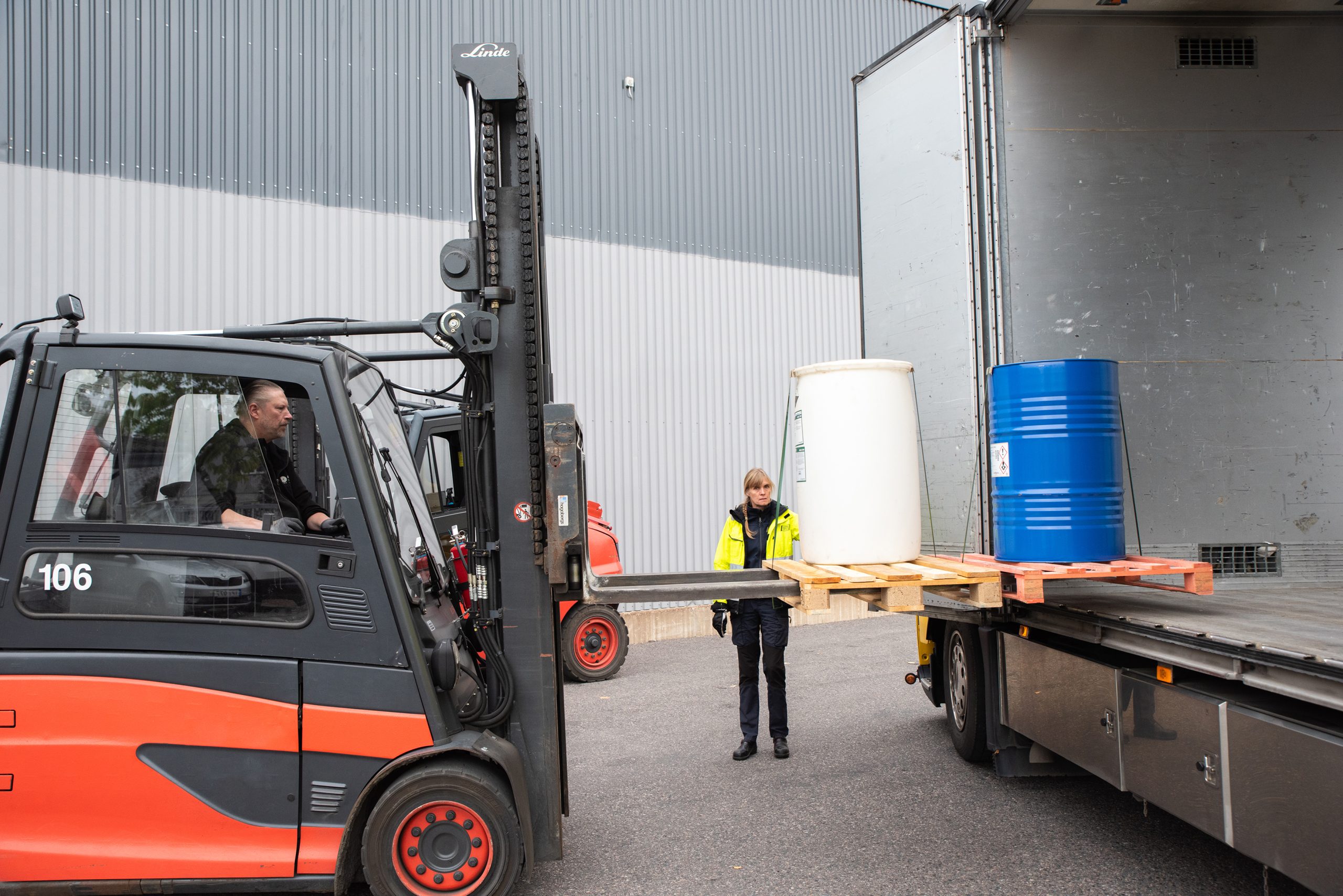 Truck lastar in pallar i en lastbil