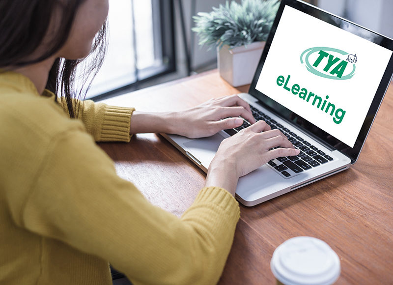 Kvinna som logga in på laptop för att gå en e-learning