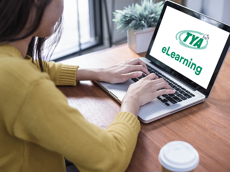 Kvinna som logga in på laptop för att gå en e-learning