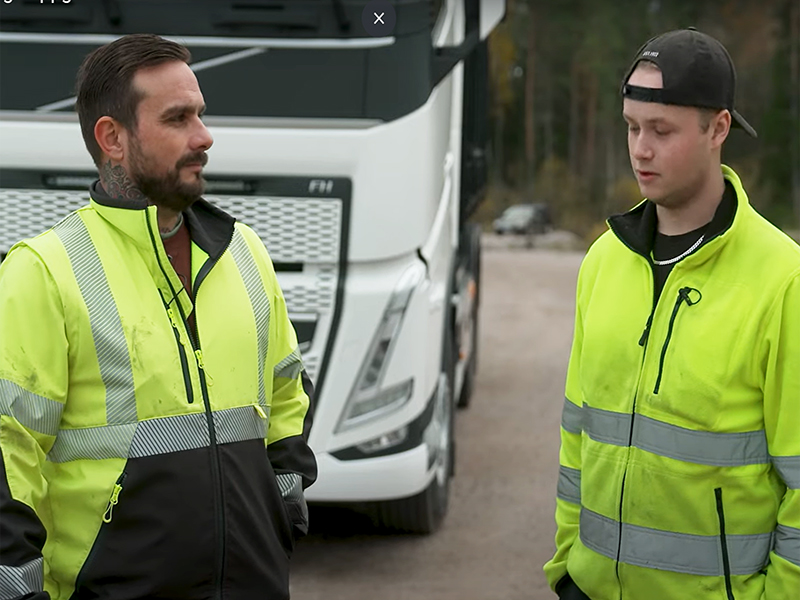 En transportlärare och hans elev framför en lastbil