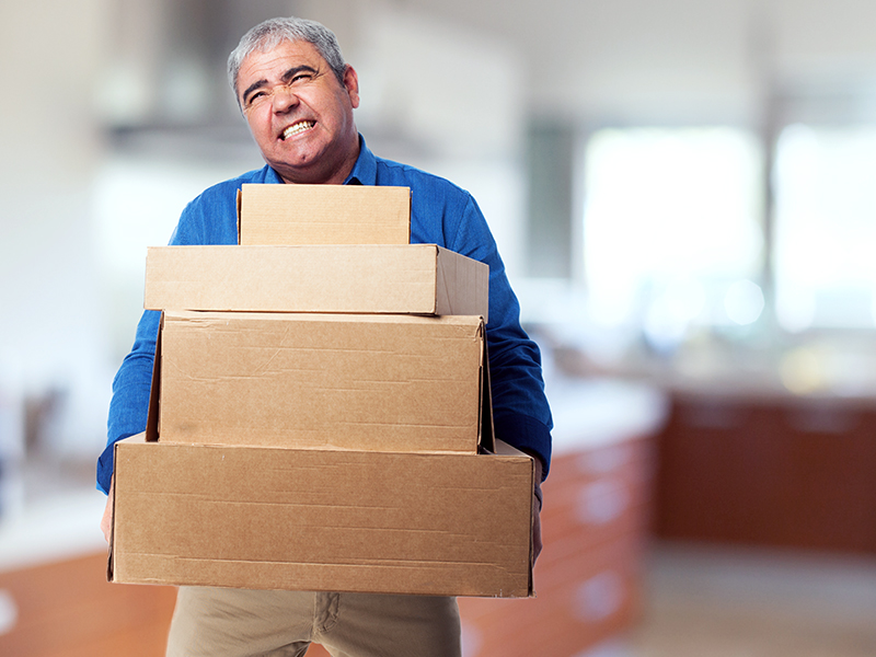 Man lyfter kartonger