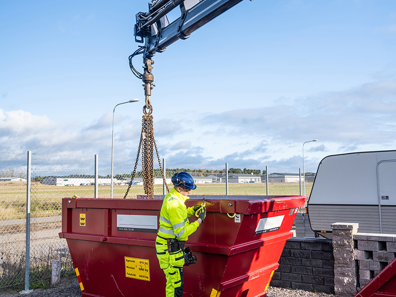 Maskinförare vid container