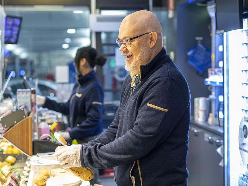 Man i drivmedelsbutik