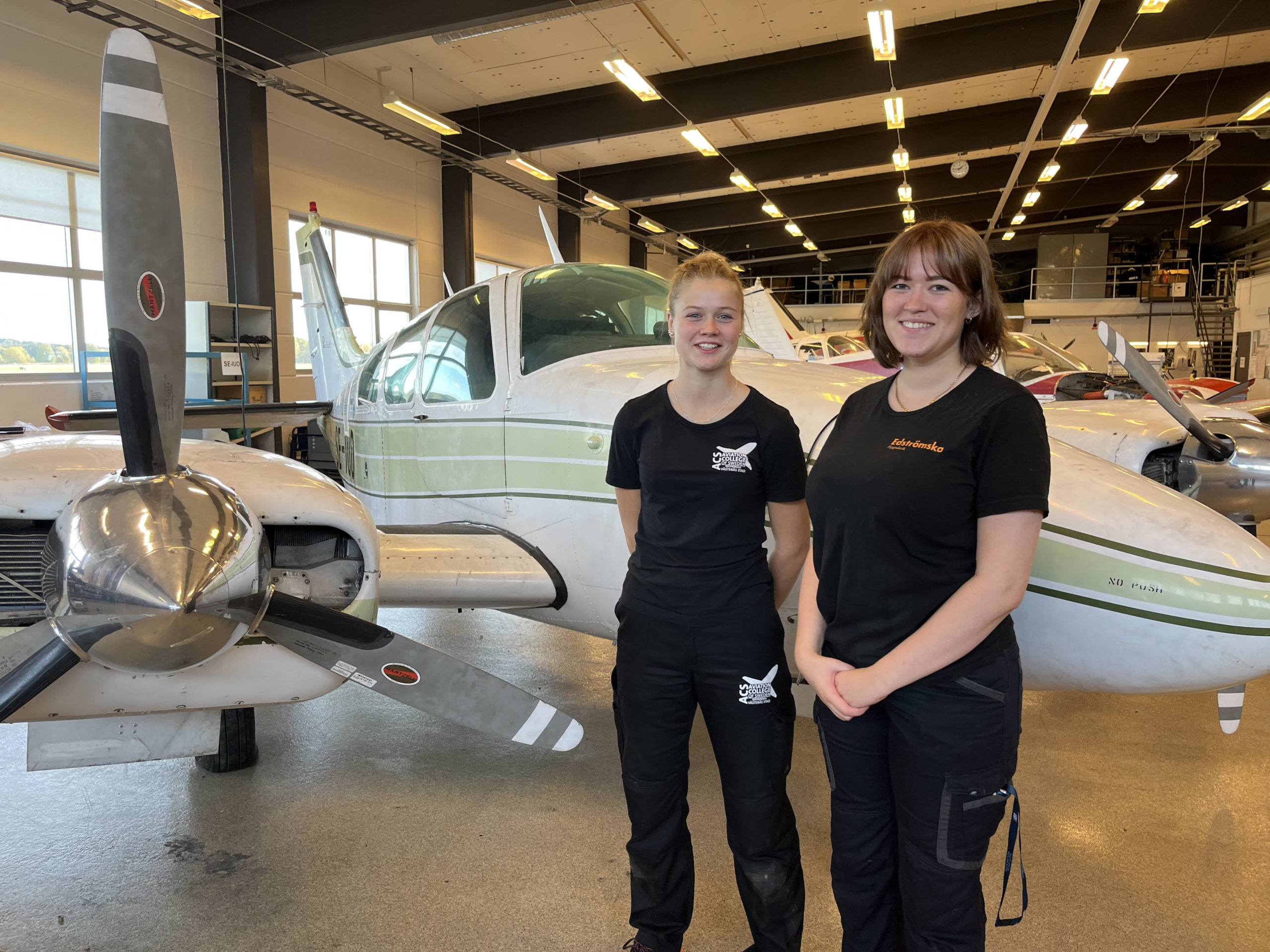 Två tjejer som går flygteknikprogrammet