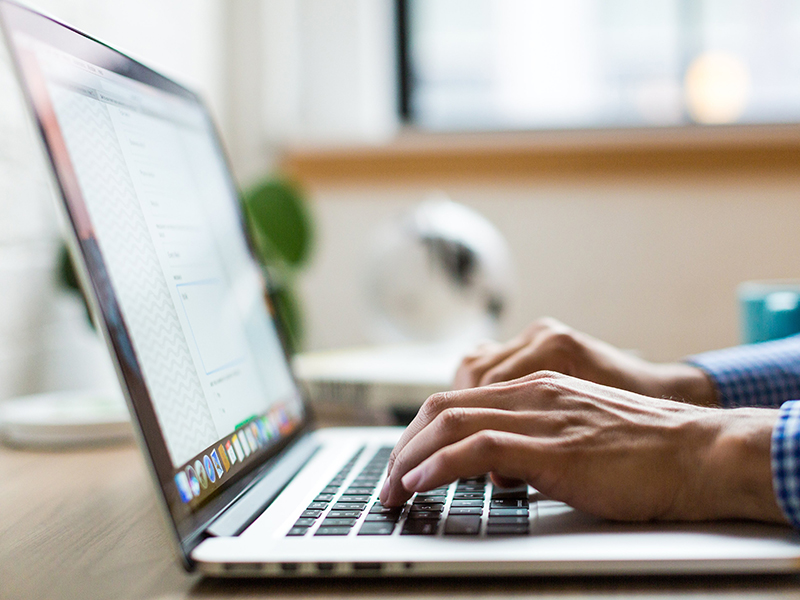 Händer på laptop