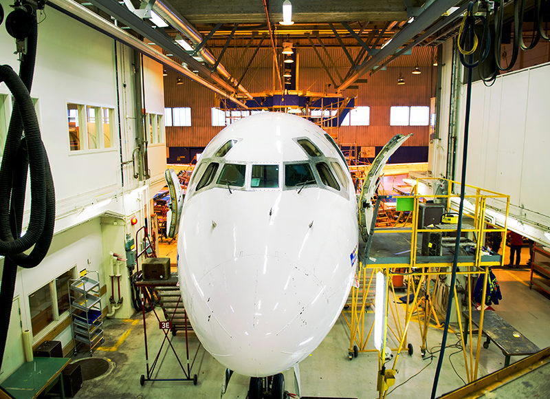 Bild på flygplan i hangar