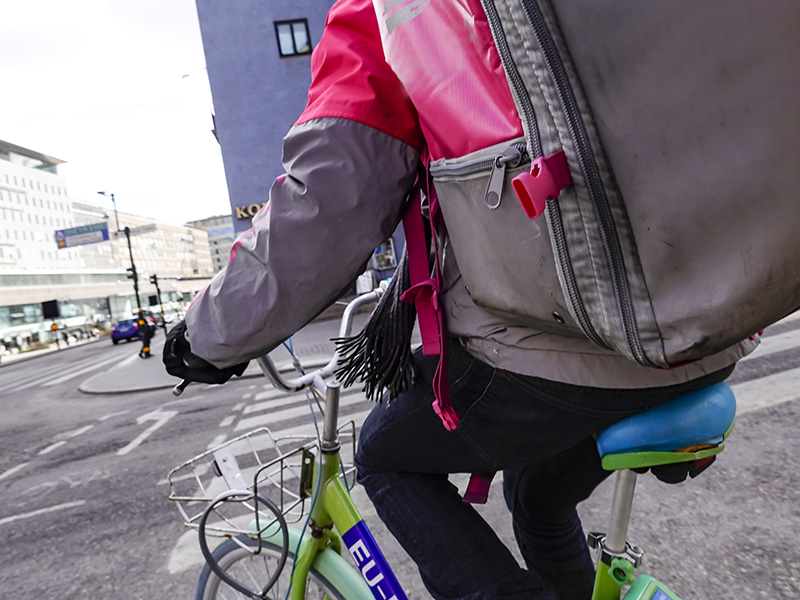 Bud på cykel