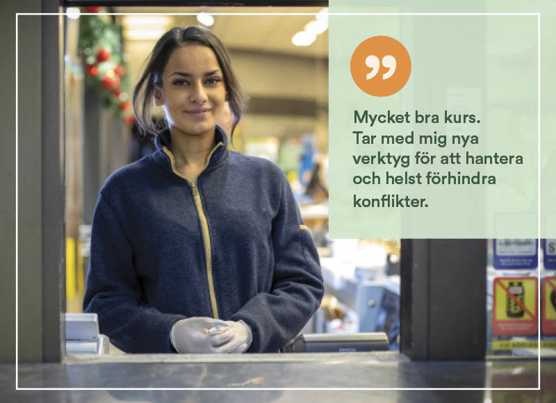 tjej i luckan på bensinmack