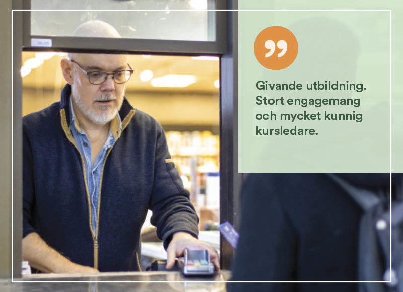 man i luckan på bensinmack