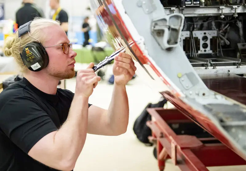 David Petersson som studerat till flygmekaniker på gymnasiet menar med ett flygplan.