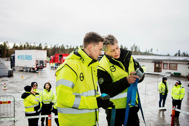 Instruktör visar elev lastsäkring