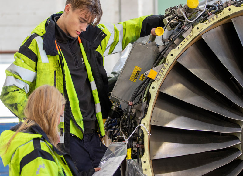 Ungdomar vid flygplansmotor Flygteknikutbildning Arlanda