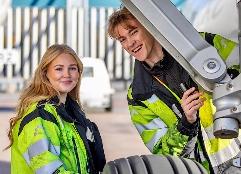 Ungdomar som går Flygteknikutbildning Arlanda