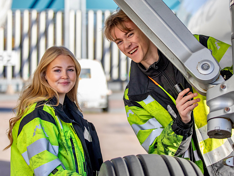 Ungdomar som går Flygteknikutbildning Arlanda