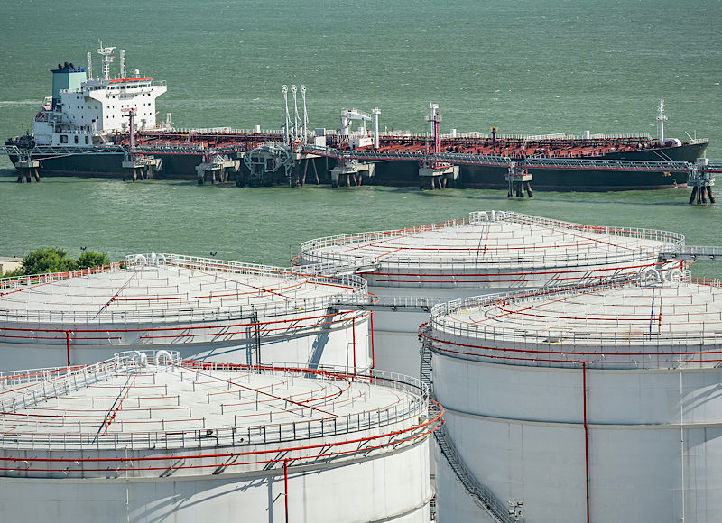 Oil Storage tank and oil tanker