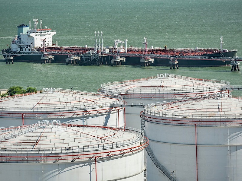 Oil Storage tank and oil tanker