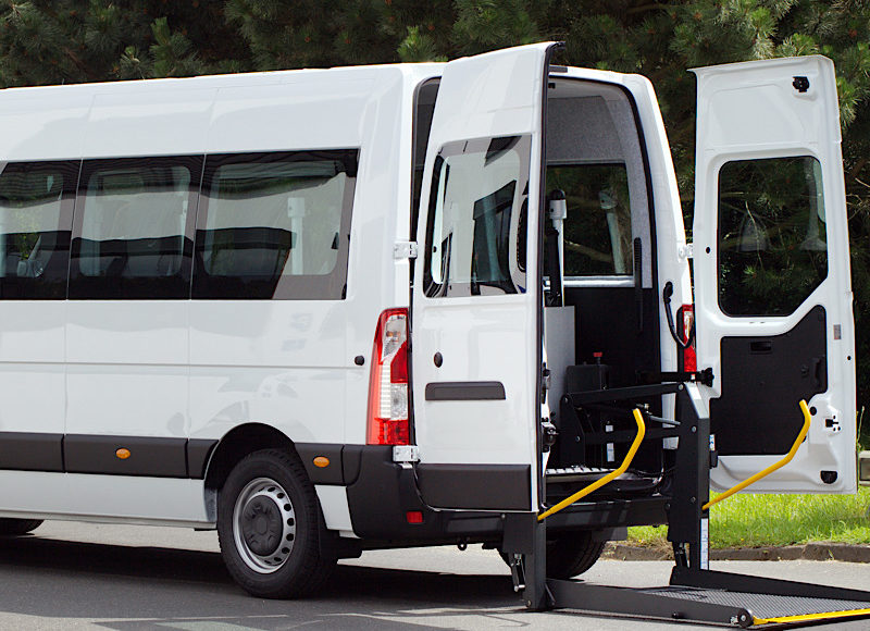 Moderner Transporter für behinderte Menschen mit Rollstuhllift