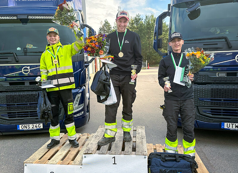 Prispallen fårn Eskilstuna. Från vänster till höger: Tvåan Ludvig Hamberg, Rudbecksgymnasiet i Tidaholm - Vinnare Anton Nelsson, SYAB Kalmar och tredjeplatsen Filip Tellander från Alléskolan i Hallsberg.