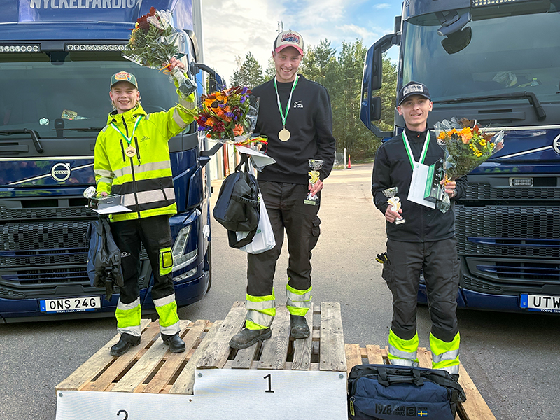 Prispallen fårn Eskilstuna. Från vänster till höger: Tvåan Ludvig Hamberg, Rudbecksgymnasiet i Tidaholm - Vinnare Anton Nelsson, SYAB Kalmar och tredjeplatsen Filip Tellander från Alléskolan i Hallsberg.